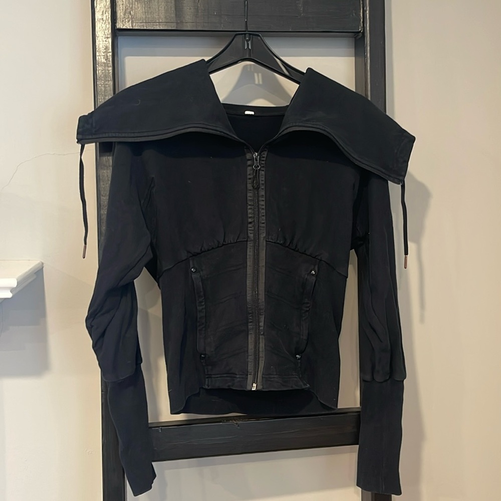 Lululemon black sweatshirt size 8